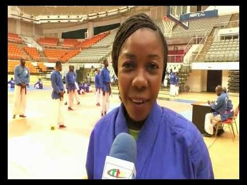 JE REMONTE EN SURFACE AVEC MA CEINTURE NOIRE